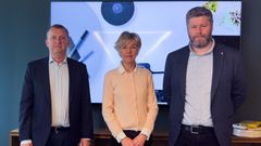 Alt tekst: Tre personer står foran en skjerm under mekling mellom EL og IT Forbundet og NHO Elektro.