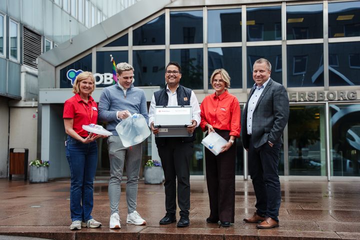 BIDRAR TIL FELLES BEREDSKAP: Fra venstre: Grete Thorsen (markedssjef Norges Røde Kors), Joakim Holtsmark (styreleder i Bjerke Borettslag), Daniel K. Siraj i (konsernsjef OBOS), Cecilie Thuv (inntekt- og markedssjef Norges Røde Kors) og Øistein Gamst Sandlie (direktør for forvaltning og rådgivning OBOS).