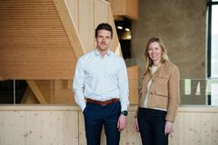 NY PM-SJEF: Hanne Leknes (t.h.) skal lede personmarkedet i OBOS-banken. Her sammen med Tore Weldingh.