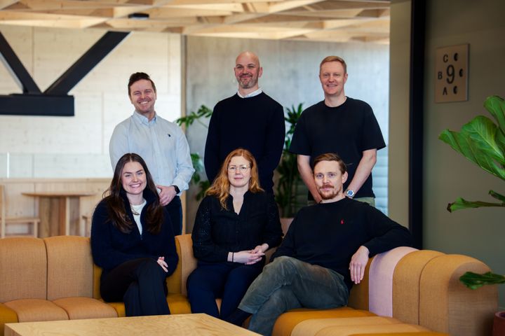 Nye fjes inn: OBOS Prosjekt-sjef Helge Skaftnes (bak, fv) er selv blant 18 nye ansatte i OBOS Prosjekt. Her sammen med Anders Gjertsen, Sebastian Dahl-Pedersen, Johanne Stokke, Mathilde Olsen og Andreas Mathisen Vhile.