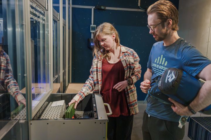 Hanne Merete Gommerud og Jordan Adam Kurbs bor i OBOS Living Lab i Oslo. Nå skal de være med å teste ut automatisk lagring i bokser.