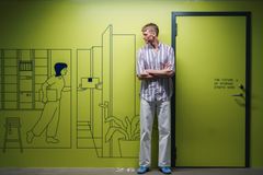 Søren Secher, daglig leder i Obos Living Lab foran det automatiske lagringssystemet som skal testes ut.