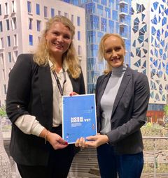 Fungerende administrerende direktør Lise Petterson (t.v.) mottar NORM-VET 2022 av administrerende direktør Torill Moseng i Veterinærinstituttet (Foto: Mattilsynet)