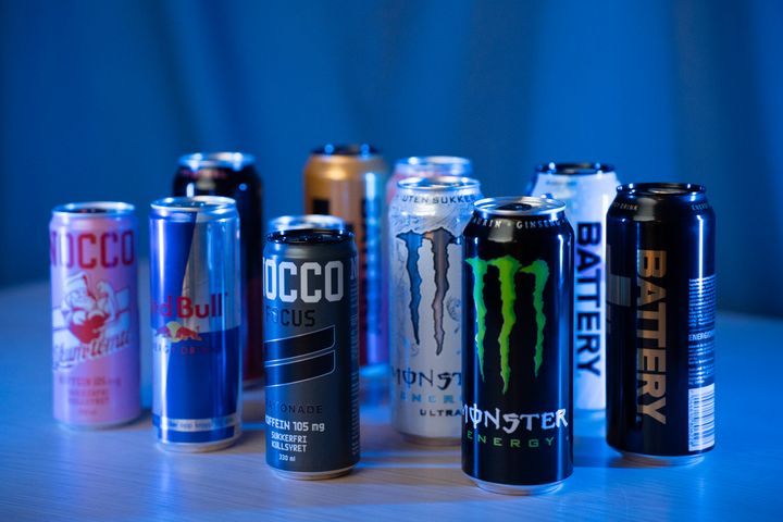 Det er hovedsakelig innholdet av koffein i energidrikk som gir negative helseeffekter. Barn og unge tåler mindre koffein enn voksne, på grunn av lavere kroppsvekt.