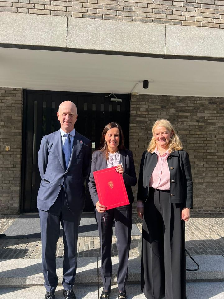 Norges ambassadør til Kina, Vebjørn Dysvik (fra v.), fiskeri- og havminister Marianne Sivertsen Næss og administrerende direktør i Mattilsynet, Ingunn Midttun Godal.