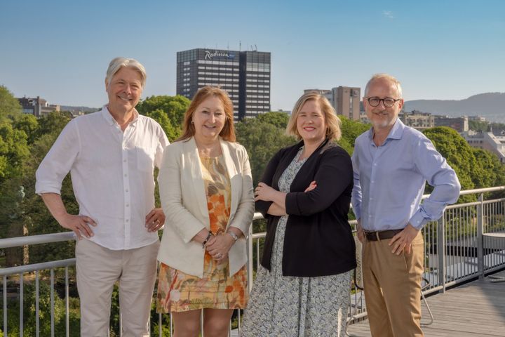 Sammen gjennomfører de Lokaldemokratidagen under Arendalsuka. Fra venstre: Erik Stephansen, politisk redaktør i Nettavisen, Gunn Marit Helgesen, styreleder i KS. Marte Ingul, konserndirektør for samfunns- og myndighetskontakt i Amedia og Bård Vegar Solhjell, medlem av programkomiteen for hovedprogrammet i Arendalsuka. (Foto: Ihne Pedersen / Amedia)