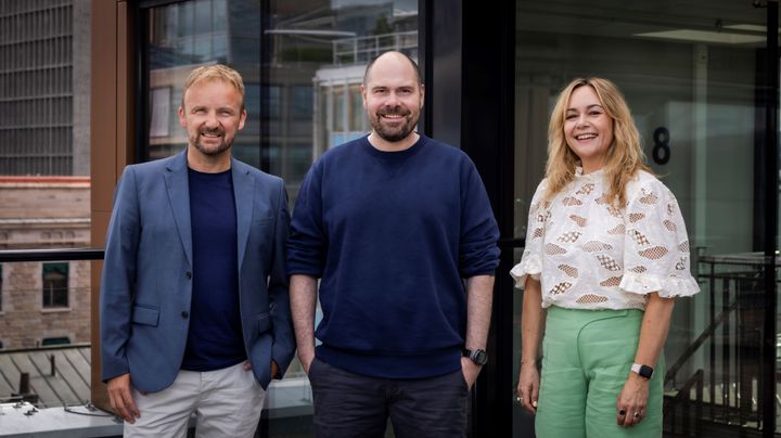 Konsernsjef Anders Opdahl (i midten) sammen med Amedias to nye konserndirektører for mediehus, Morten Nilsen og Ingrid Skogrand. (Foto: Ihne Pedersen / Amedia)