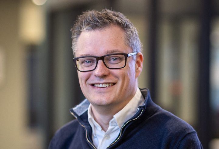 – Jeg vil nesten si at jeg hadde oppveksten min i Ringerikes Blad, og føler på alle måter at jeg nå kommer hjem – både til avisa og til Ringerike. Nå gleder jeg meg til å møte både de ansatte og avisas lesere igjen, sier Christian Senning Andersen. Foto: Kalle Punsvik.
