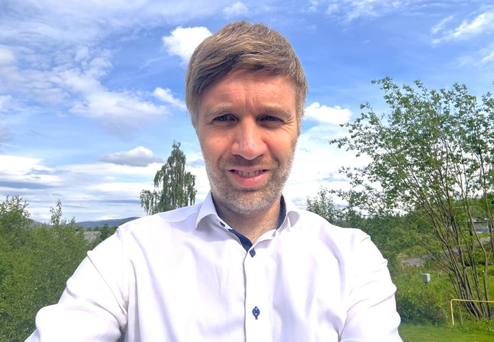 – Jeg gleder meg veldig til å få lov å være med å sette retning for de flotte avisene våre i Finnmark, sier Arne Reginiussen. Nå blir han øverste leder for alle Amedia-aviser i fylket. (Foto: Amedia)