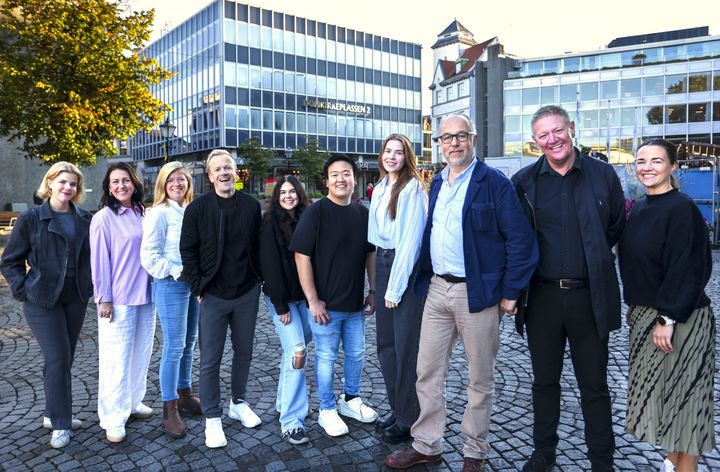 Endelig klare. Nå kommer RA Stavanger på lufta. Det har denne redaksjonen forberedt i mange uker. Fra venstre Anniken Kingstad, Ingeborg Thu Hansen, Hilde Anette Ebbesvik, Geir Søndeland, Tuva Gorset Kristoffersen, Even Hye Tytlandsvik Barka, Andrea M. Molland, Bjørn Sæbø, Espen Iversen og Kirsten Håland. (Foto: Frode Olsen, Sandnesposten)