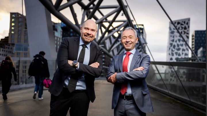 Anders Opdahl, konsernsjef i Amedia, og André Støylen, daglig leder i Amediastiftelsen, ser frem til å tilby unge gratis tilgang til over 100 aviser. Foto: Ihne Pedersen/ Amedia