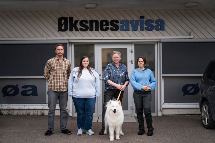 Journalist David Engmo (t.v.), journalist Silje Ingebrigtsen, daglig leder Gøril Gabrielsen med hunden Saga, og redaktør Marian Leonhardsen skal fortsatt sørge for god journalistisk dekning av Øksnes-samfunnet – snart også på nett. (Foto: Øksnesavisa)