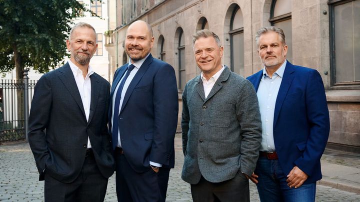 Berlingske Medias konsernsjef Anders Krab-Johansen (til venstre), Amedias konsernsjef Anders Opdahl, JFMs styreleder Espen Egil Hansen og JFMs administrerende direktør Jesper Rosener har inngått et omfattende samarbeid som innebærer krysseierskap og flere gjensidige avtaler.