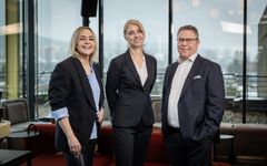 Nettavisens styreleder Ingrid Skogrand (til venstre) er fornøyd med ansettelsen av ansvarlig redaktør Alexandra Beverfjord og sjefredaktør Frode Hansen.