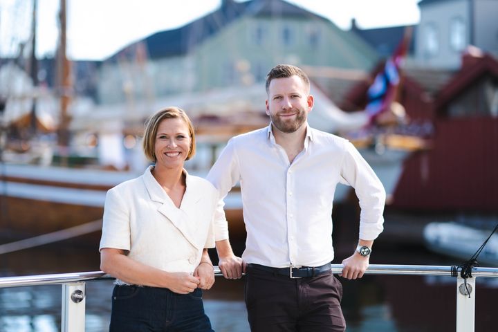 Journalistene Henrik Heldahl (33) fra Nettavisen og Eline Buvarp Aardal (41) fra NRK leder Ungdomspartilederdebatten på årets Arendalsuka.
