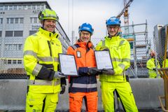 Fra venstre Giv Brantenberg General Manager, HMNE, Stein Ivar Hellestad, konsernsjef Skanska Norge, og Knut Sandbu, Teknisk direktør i Fornebubanen. Brantenberg overleverte første offiselle følgeseddel for leveranse av karbonfangst-betong
