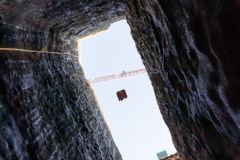 Arbeidene omfatter byggingen av en ny tospors undergrunnsstasjon rundt 45 meter under bakken, med to adkomster på hver side av Hoffsveien på Skøyen