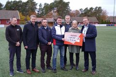 Fra venstre: Kristian Prytz Kværnbuen (prosjektleder, ABP Elektro AS), Anders Hall Jomaas (styreleder IF, Trauma), Kjetil Andersen (fotballeder IF Trauma), Stein Bø-Mørland (organisasjonssjef, Agder idrettskrets), Trond Skjæveland (daglig leder, Sør-fondet), Merete Lie Seland (regiondirektør bedriftsmarked, Sparebanken Norge), Per Christian Gundersen (Sparebanken Norge)