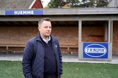 Kjetil Andersen, fotballeder i IF Trauma er blant dem som ønsker å bytte ut gammel lysanlegg, og ønsker den nye ordningen velkommen.