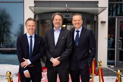 Pål Ekberg, konserndirektør for PM Sør og ny landsdelsdirektør Sør i Spareanken Norge, Gunnar P. Thommassen, påtroppende administrerende direktør i Skagerak Sparebank og Jan Erik Kjerpseth, konsernsjef i Sparebanken Norge.