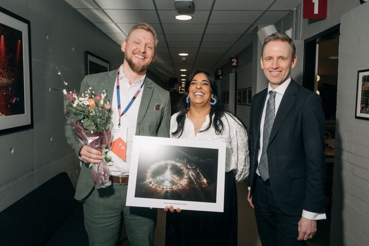 Gjermund Kvernmo Langset (Chief Development Officer, BAUTA Group), Lubna Jaffery (kultur- og likestillingsminister og prisutdelar) og Frode Nergaard Fjeldstad (prosjektleiar for Vestlandskonferansen i Agenda Vestlandet, stiftinga frå Sparebanken Norge).