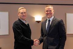 Arkitekt Reiulf Ramstad og Jan Erik Kjerpeseth, konsernsjef i Sparebanken Norge.