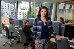 Ragnhild Georgsen står i kontorlandskapet i Sparebanken Norge.