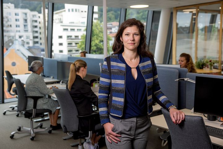Ragnhild Georgsen står i kontorlandskapet i Sparebanken Norge.