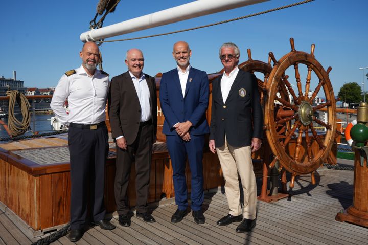 Bildet viser (fv). Jens Joachim Hiort (kaptein på Statsraad Lehmkuhl), Haakon Steinar Vatle (Daglig leder, Stiftelsen Seilskipet Statsraad Lehmkuhl), Frank Johannesen (Daglig leder i Sparebankstiftelsen Sparebanken Norge, Vest), Bernt Jacob Schwings Pettersen ( Styreleder i Stiftelsen Seilskipet Statsraad Lehmkuhl).