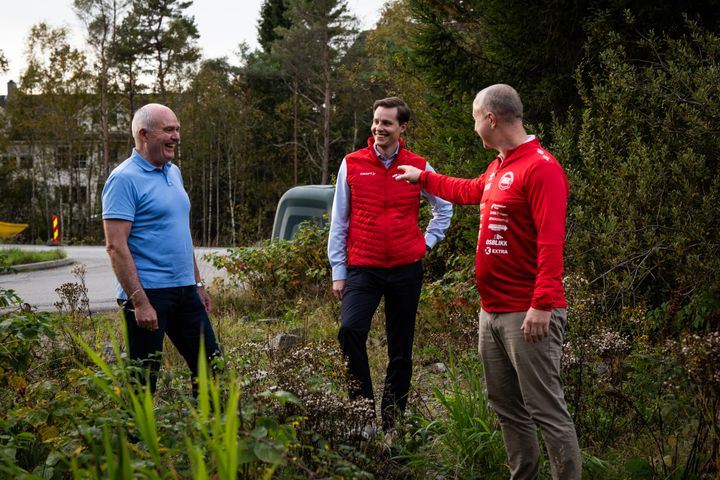 Fra venstre: Frank Johannesen, daglig leder i Sparebankstiftelsen Sparebanken Norge Vest, Benjamin Norenes Banksjef i Sparebanken Norge og Bjarte Aarvik, styreleder i Søre Neset Idrettslag (SNIL)