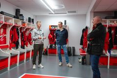 Christian Kalvenes (daglig leder i Sportsklubben Brann), Jan Erik Kjerpeseth (konsernsjef i Sparebanken Norge) og Frank Johanessen (daglig leder Sparebankstiftelsen Sparebanken Norge, Vest) i kvinnenes nåværende garderober.