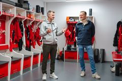 Christian Kalvenes (daglig leder i Sportsklubben Brann) og Jan Erik Kjerpeseth (konsernsjef i Sparebanken Norge) i kvinnenes nåværende garderober.