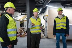 Frank Johannesen (daglig leder i Sparebankstiftelsen Sparebanken Norge, Vest) og Jan Erik Kjerpeseth (konsernsjef i Sparebanken Norge) får omvisning av Christian Kalvenes i den nye EGD-svingen.
