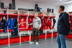 Christian Kalvenes (daglig leder i Sportsklubben Brann) og Jan Erik Kjerpeseth (konsernsjef i Sparebanken Norge) i kvinnenes nåværende garderober.