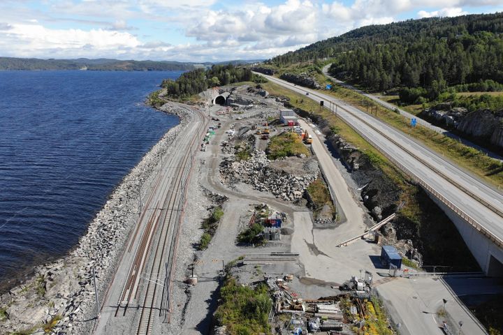 Dronebilde av anleggsarbeid langs Dovrebanen ved Kleverud på Espa, inkludert omlegging av spor og Hestnestunnelen under bygging.