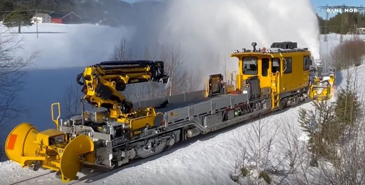 Stor gul brøytemaskin for snø