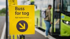 Bildet viser gult skilt med tekst og pil
