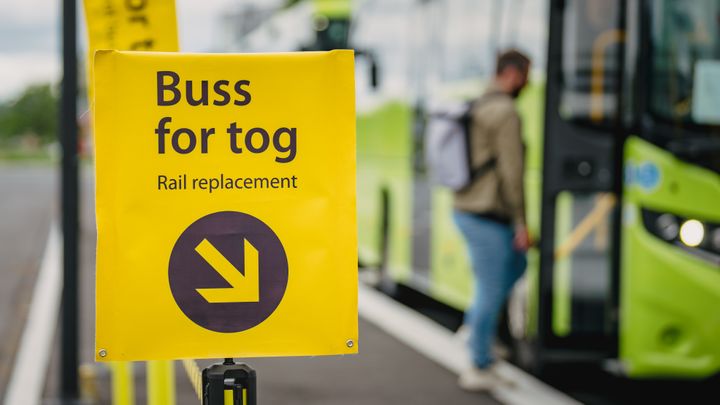 Bildet viser gult skilt med tekst og pil
