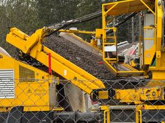 Stor gul maskin jobber på jernbanen
