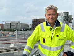Portrettbilde mann, gule arbeidsklær