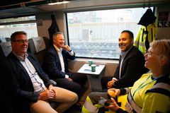 Portrettbilde av fire personer på tog.