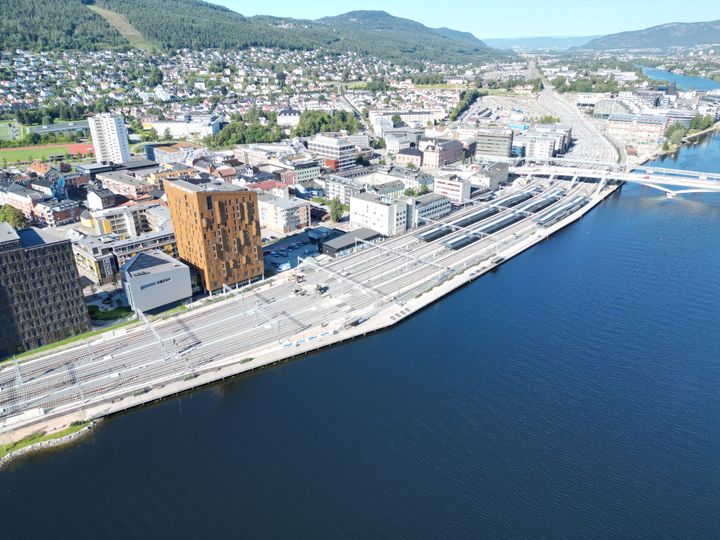 Oversiktbilde by, jernbanestasjon og seks spor