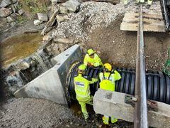 Stor stikkrenne legges under jernbanesporet.