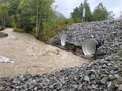 Mye vann renner mot to store rør.