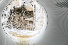 Vann i stort rundt rør