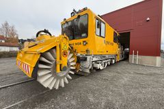 Gul brøytemaskin for jernbanen.