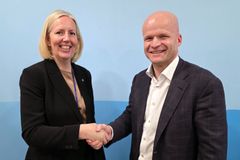 NOR, Agnete Johnsgaard-Lewis (t.v.), og daglig leder i Sateba Norway, Lars Petter Lund, markerer inngåelsen av en ny rammeavtale om levering av betongsviller. Avtalen er både konkurransedyktig og innebærer et betydelig kutt i klimagassutslipp.