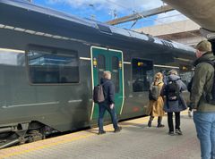 Mennesker på perrongen på jernbanestasjonen Oslo S