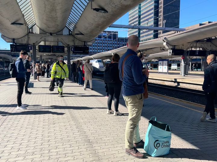 Folk på perrongen på jernbanestasjon