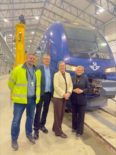 Fire mennesker foran tog.